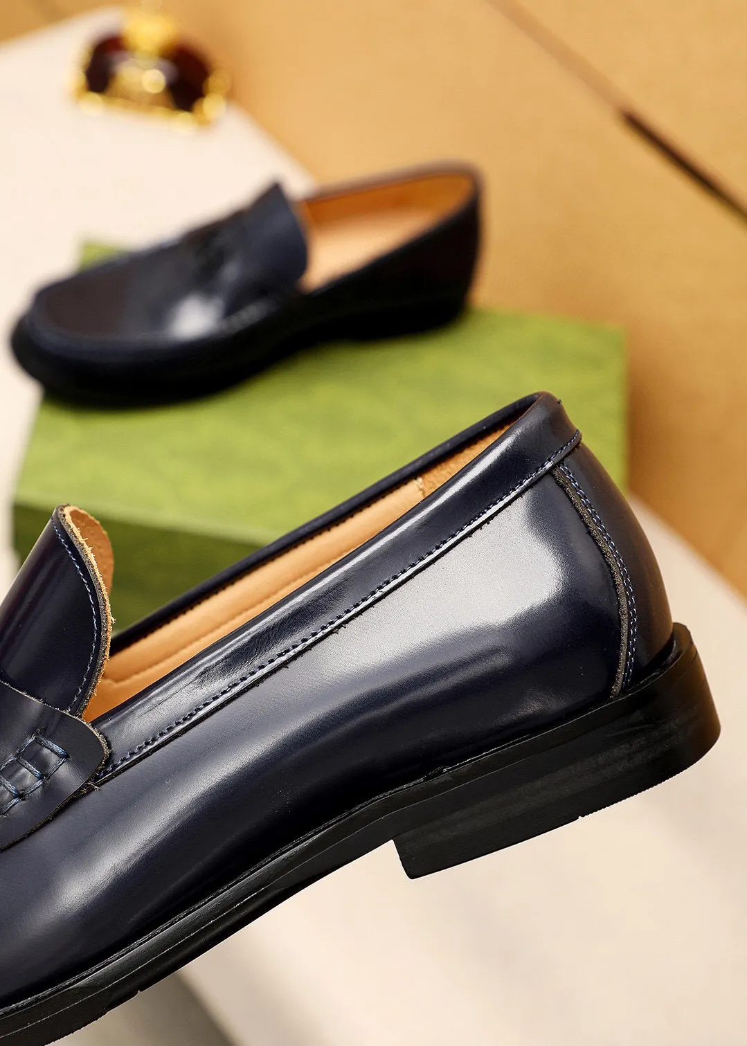 Men's shoes 💰480 💐 Product trademark: GUCCI "Gucci" casual leather shoes Regular size: 38-44 (45🉑️customized) Product materials: Selected imported first-layer open-edge beaded cowhide leather upper + luxury hardware buckle, imported water-dyed cowhide leather lining. Strong three-dimensional visual effect, combined outsole Color: 4⃣️colors available